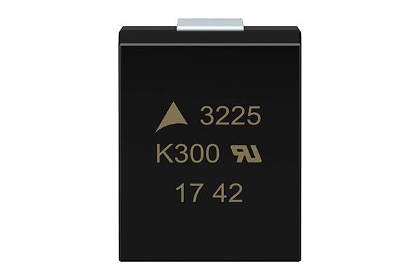 Czarny, kwadratowy chip elektroniczny z napisem '3225 K300' oraz symbolami, oznaczający specyfikacje lub numer części.