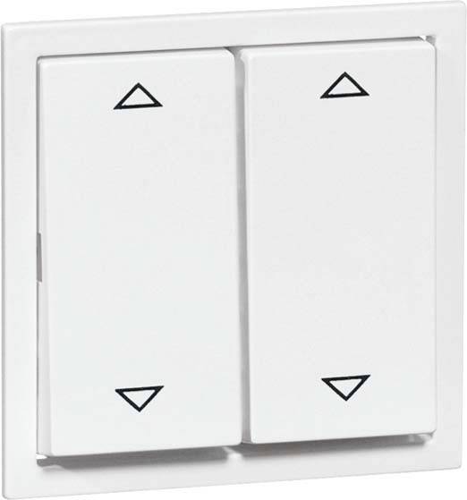 Dwa białe przełączniki kołyskowe z czarnymi strzałkami skierowanymi w górę i w dół, zamontowane na ścianie do sterowania żaluzjami lub roletami.