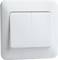 Biały, prostokątny włącznik światła z dwoma klawiszami, zamontowany na białej ścianie.