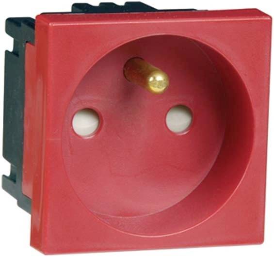 Czerwone gniazdo elektryczne z okrągłym otworem wtykowym i bolcem uziemiającym pośrodku, na białym tle.