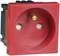 Czerwone gniazdo elektryczne z okrągłym otworem wtykowym i bolcem uziemiającym pośrodku, na białym tle.