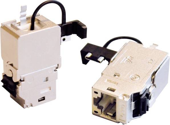 Dwie metalowe gniazda sieciowe z czarnymi podłączeniami kabli, przedstawione z różnych perspektyw.