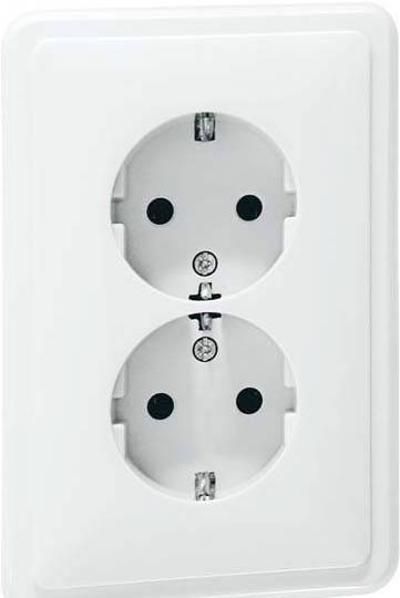 Podwójne gniazdo elektryczne na ścianie, oba miejsca są wolne, odpowiednie dla wtyczek europejskich.