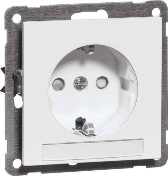 Gniazdo elektryczne w stylu europejskim sfotografowane z bliska, zamontowane na kwadratowej metalowej płytce.