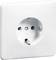 Biała wtyczka naścienna, odpowiednia dla wtyczek typu F, powszechnie stosowana w Niemczech.