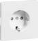 Biała naścienna wtyczka elektryczna z dwiema okrągłymi otworami i stykiem ochronnym. Standardowy projekt do zasilania wewnątrz pomieszczeń.