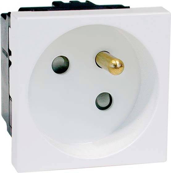 Biała wtyczka z trzema okrągłymi otworami, odpowiednia dla wtyczek zgodnych z normą europejską. Osadzona w prostokątnej ramce ściennej.