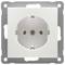 Biała wtyczka ścienna z metalową ramką, sfotografowana z przodu. Dwa okrągłe otwory na wtyki u góry, styk uziemienia pośrodku.