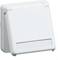 Biała, kwadratowa osłona zabezpieczająca gniazdko elektryczne, uchylna, chroniąca przed wilgocią i kurzem.