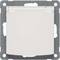 Biała osłona gniazda elektrycznego z kwadratową metalową ramką, odpowiednia do montażu wewnętrznego.