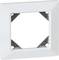 Biała kwadratowa pokrywa z wyciętym wnętrzem, odpowiednia do podłączeń elektrycznych lub przełączników.