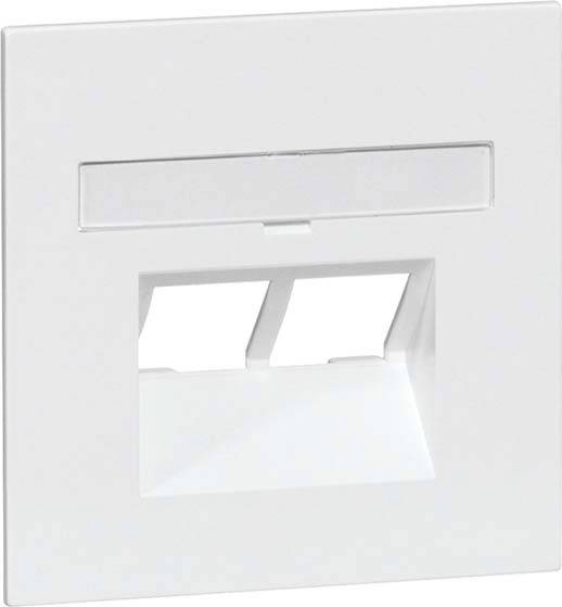 Biała podtynkowa puszka instalacyjna z dwoma gniazdami sieciowymi RJ45, prostokątna, przeznaczona do montażu ściennego, wygląda na nieużywaną i zamontowaną.