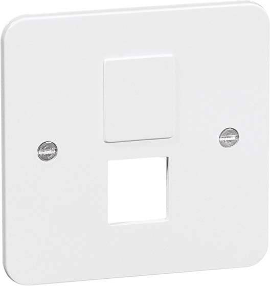 Biała pokrywa do gniazda sieciowego lub telefonicznego z dwoma śrubami do mocowania na ścianie.