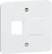 Biała płyta maskująca z prostokątnym wycięciem, przeznaczona do podłączeń sieciowych.