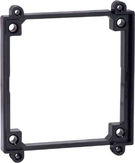 Prostokątna, czarna rama z tworzywa sztucznego z otworami w narożnikach do mocowania. Odpowiednia do umieszczania i montażu elementów elektrycznych.