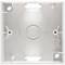 Kwadratowa, biała, podtynkowa rama z tworzywa sztucznego z wieloma okrągłymi wycięciami i punktami mocowania.