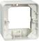 Prostokątna, beżowa plastikowa ramka maskująca z otworami na śruby w narożnikach, przeznaczona do instalacji elektrycznych.