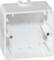 Biała, pusta podtynkowa puszka instalacyjna z tworzywa sztucznego ze śrubami, odpowiednia do montażu elementów elektronicznych w instalacjach ściennych.