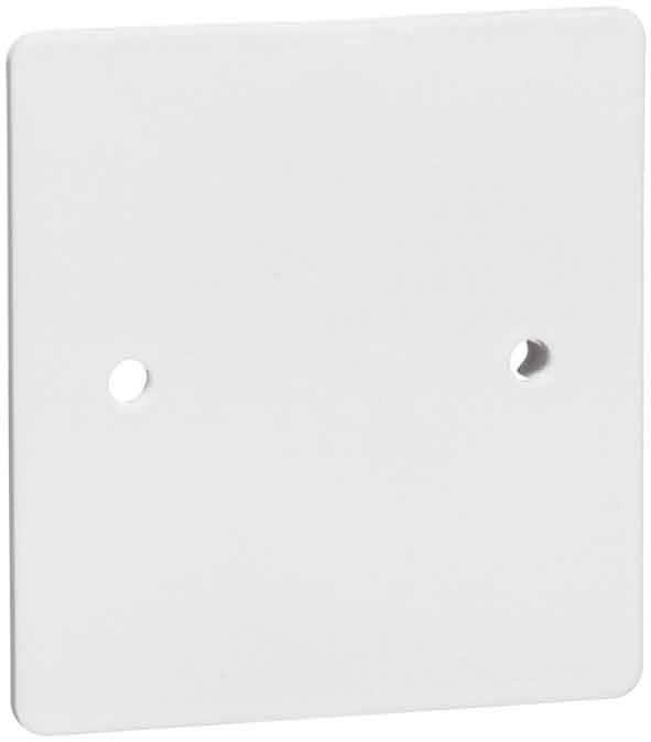 Biała, kwadratowa płytka maskująca z dwoma otworami, prawdopodobnie do instalacji przełączników elektrycznych lub gniazd.