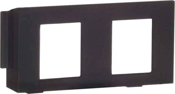 Czarna obudowa z tworzywa sztucznego z dwoma prostokątnymi wycięciami.