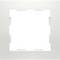 Biały, kwadratowy ramka z tworzywa sztucznego zaokrąglonymi narożnikami, odpowiednia do zakrywania gniazdek elektrycznych lub włączników.