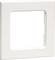 Biały, kwadratowy ramka z tworzywa sztucznego ze zaokrąglonymi narożnikami, prawdopodobnie odpowiednia do włączników światła lub gniazdek elektrycznych.