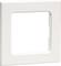 Prostokątna, biała rama z tworzywa sztucznego z zaokrąglonymi narożnikami i kwadratowym wycięciem wewnętrznym.