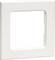 Biały kwadratowy ramka z zaokrąglonymi narożnikami i prostokątnym wycięciem pośrodku, stosowana do przykryć włączników.