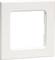 Kwadratowa, biała, płaska rama z centralnym kwadratowym wycięciem, prawdopodobnie przeznaczona do zamontowania włącznika światła lub gniazdka elektrycznego.