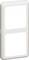 Podwójna ramka w kolorze białym, odpowiednia dla dwóch przełączników lub gniazd elektrycznych, ułożonych pionowo.