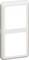 Podwójna ramka w kolorze białym do włączników światła lub gniazd elektrycznych, w układzie pionowym, w stylu minimalistycznym.