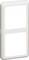 Biała, prostokątna płyta maskująca z dwoma wycięciami, odpowiednia dla podwójnego przełącznika lub gniazd elektrycznych.