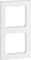 Białe podwójne ramki instalacyjne do włączników lub gniazdek, prostokątne, z zaokrąglonymi narożnikami.