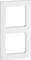Biała podwójna ramka maskująca do dwóch gniazd lub przełączników, bez otworów montażowych.
