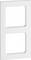 Biała, prostokątna plastikowa osłona z dwoma symetrycznie rozmieszczonymi otworami pośrodku, przeznaczona do montażu włączników lub gniazd elektrycznych.