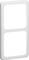 Prostokątna, biała ramka plastikowa z dwoma kwadratowymi otworami, odpowiednia do montażu włączników lub gniazd elektrycznych.