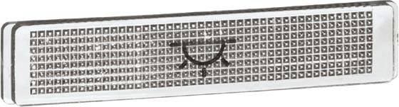 Srebrny rygiel z przodu ozdobiony stylizowanym symbolem w kształcie litery "U" otwartej ku górze, umieszczony nad siatką małych kwadratów.