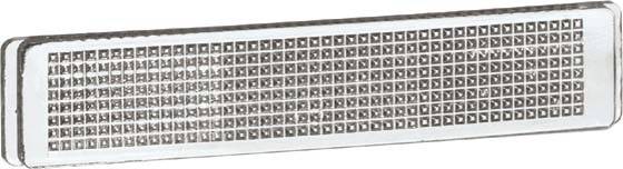 Zbliżenie prostokątnego, odblaskowego elementu roweru w kolorze srebrnym. Odblask składa się z wielu małych kwadratowych elementów.