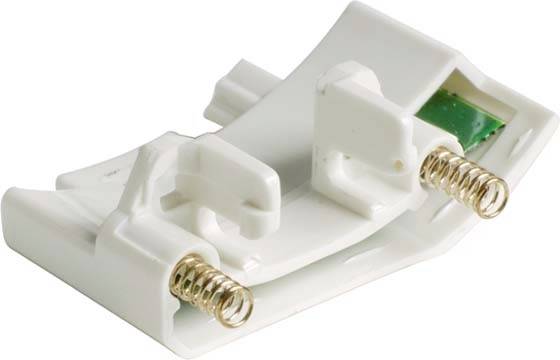 Biały plastikowy klips z dwoma metalowymi sprężynami i zielonym wkładem, prawdopodobnie element systemu elektrycznego lub mechanicznego.