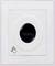 Kwadratowe białe gniazdko elektryczne z okrągłym, czarnym otworem pośrodku oraz piktogramem dłoni w rogu.
