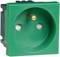 Zielona wtyczka CEE 7/4 z bolcem ochronnym i stykiem uziemiającym pośrodku. Kwadratowy kształt przystosowany do montażu naściennego.