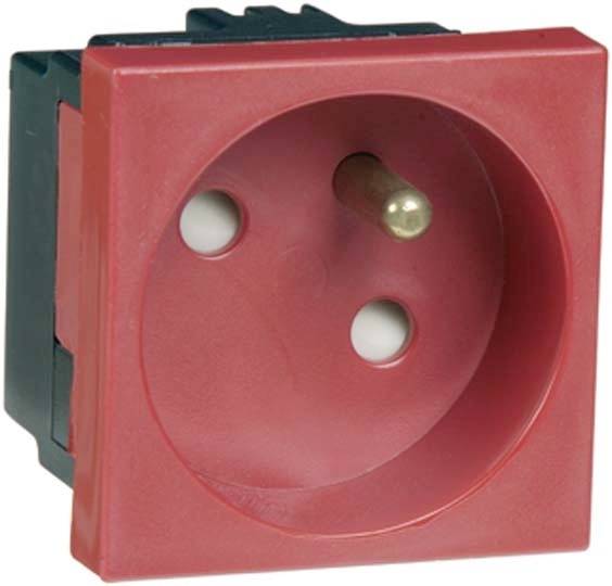 Czerwone gniazdo elektryczne z dwoma okrągłymi otworami i bolcem uziemiającym pośrodku, typowo stosowane w instalacjach wysokoprądowych.