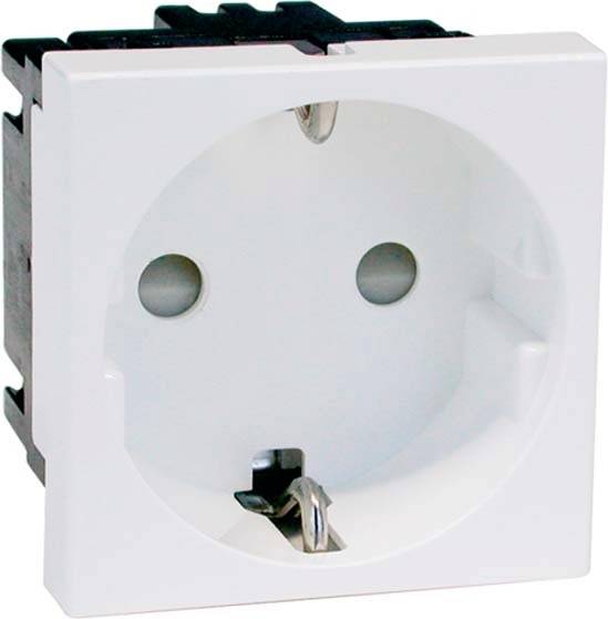 Biała europejska wtyczka elektryczna z dwoma otworami i bolcem uziemiającym pośrodku, osadzona w ścianie.
