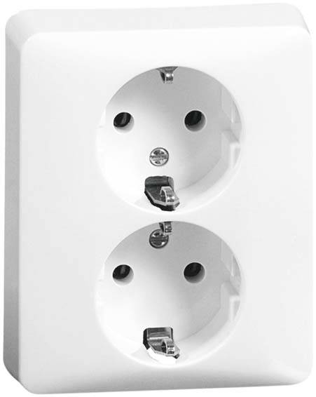 Dwie białe wtyczki elektryczne umieszczone jedna nad drugą na ścianie, odpowiednie dla europejskich wtyczek. Są prostokątne z zaokrąglonymi narożnikami.