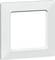 Biała kwadratowa ramka, prawdopodobnie do włącznika światła lub gniazdka elektrycznego, na białym tle.