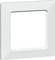 Kwadratowa, biała ramka włącznika światła z zaokrąglonymi krawędziami i centralnym otworem montażowym.