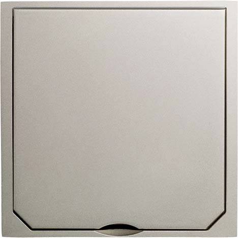 Kwadratowy, metalicznie wyglądający włącznik naścienny w neutralnym kolorze z zaokrąglonymi rogami i małą, półkolistą dźwignią na dole.