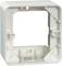 Prostokątna biała ramka natynkowa z dwoma widocznymi wkrętami w narożnikach, przeznaczona do montażu na ścianie włączników lub gniazd elektrycznych.