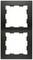 Czarna podwójna ramka do włączników lub gniazd elektrycznych, o prostokątnym kształcie, odpowiednia do montażu naściennego.
