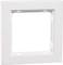 Biała, kwadratowa ramka na włącznik światła na ścianie, bez wmontowanego włącznika.